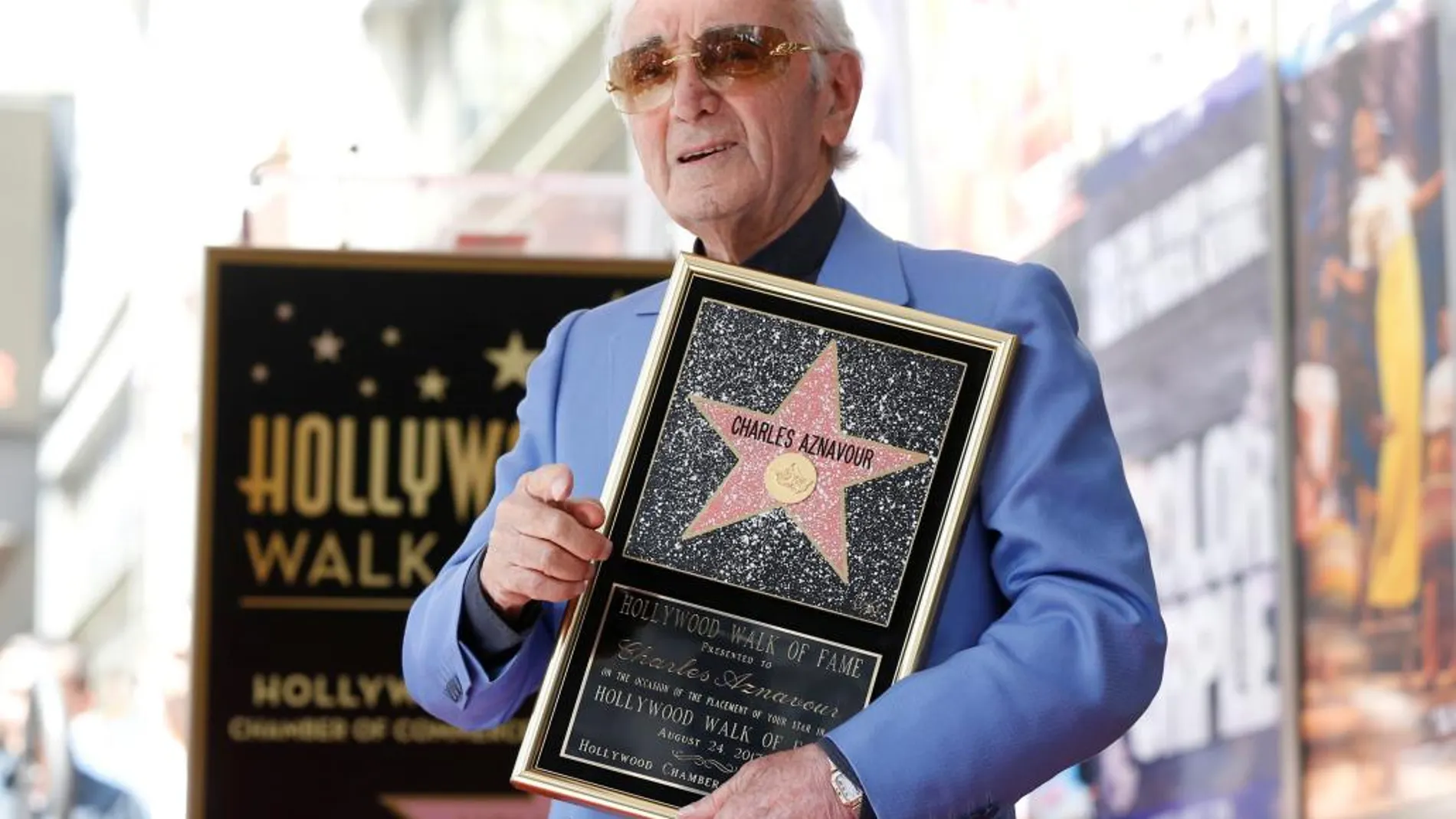 Charles Aznavour posa tras recibir su estrella en el Paseo de la Fama.