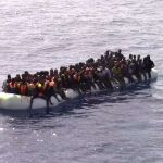 Una de las embarcaciones llena de inmigrantes que rescató la Guardia Civil