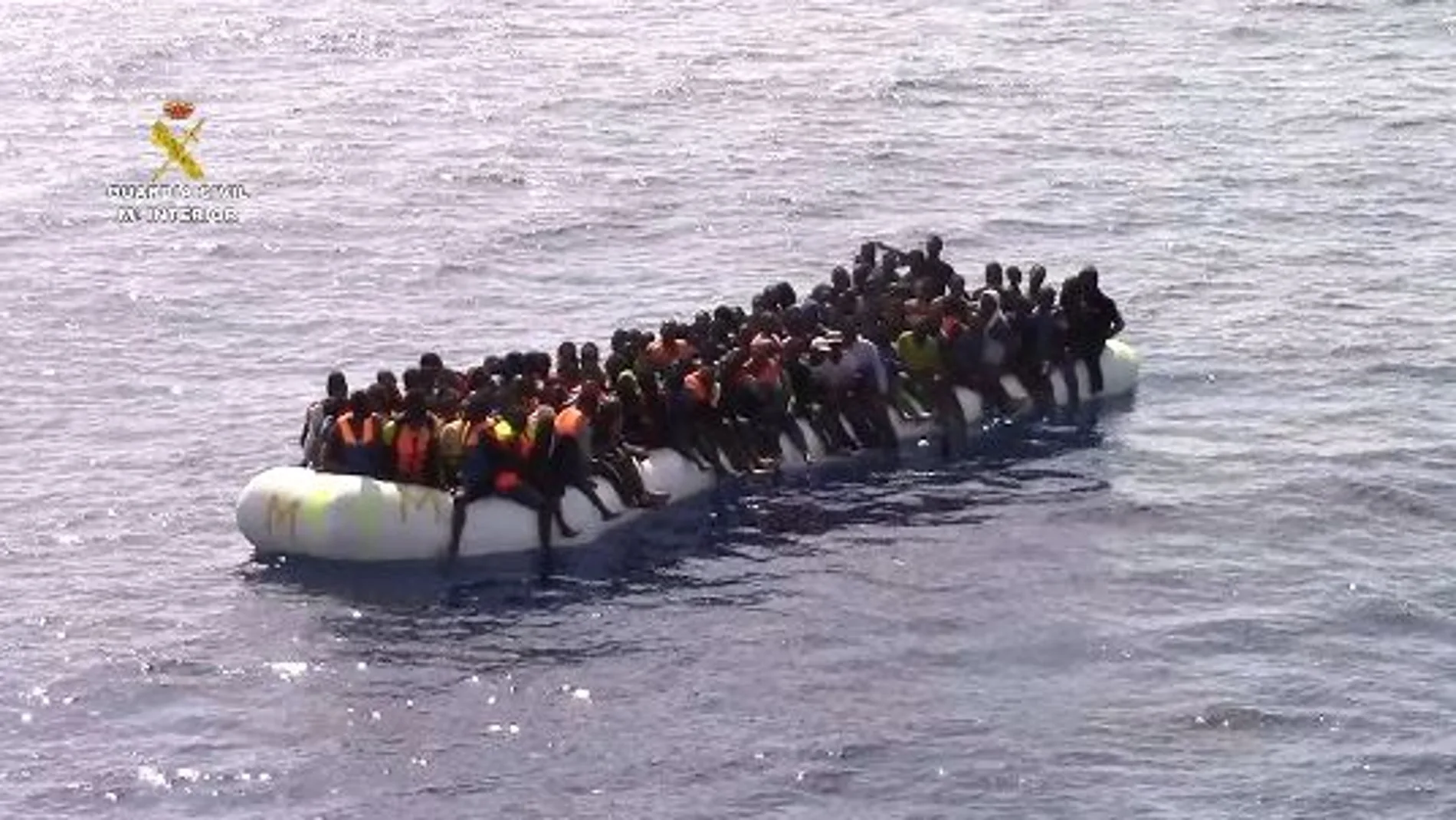 Una de las embarcaciones llena de inmigrantes que rescató la Guardia Civil