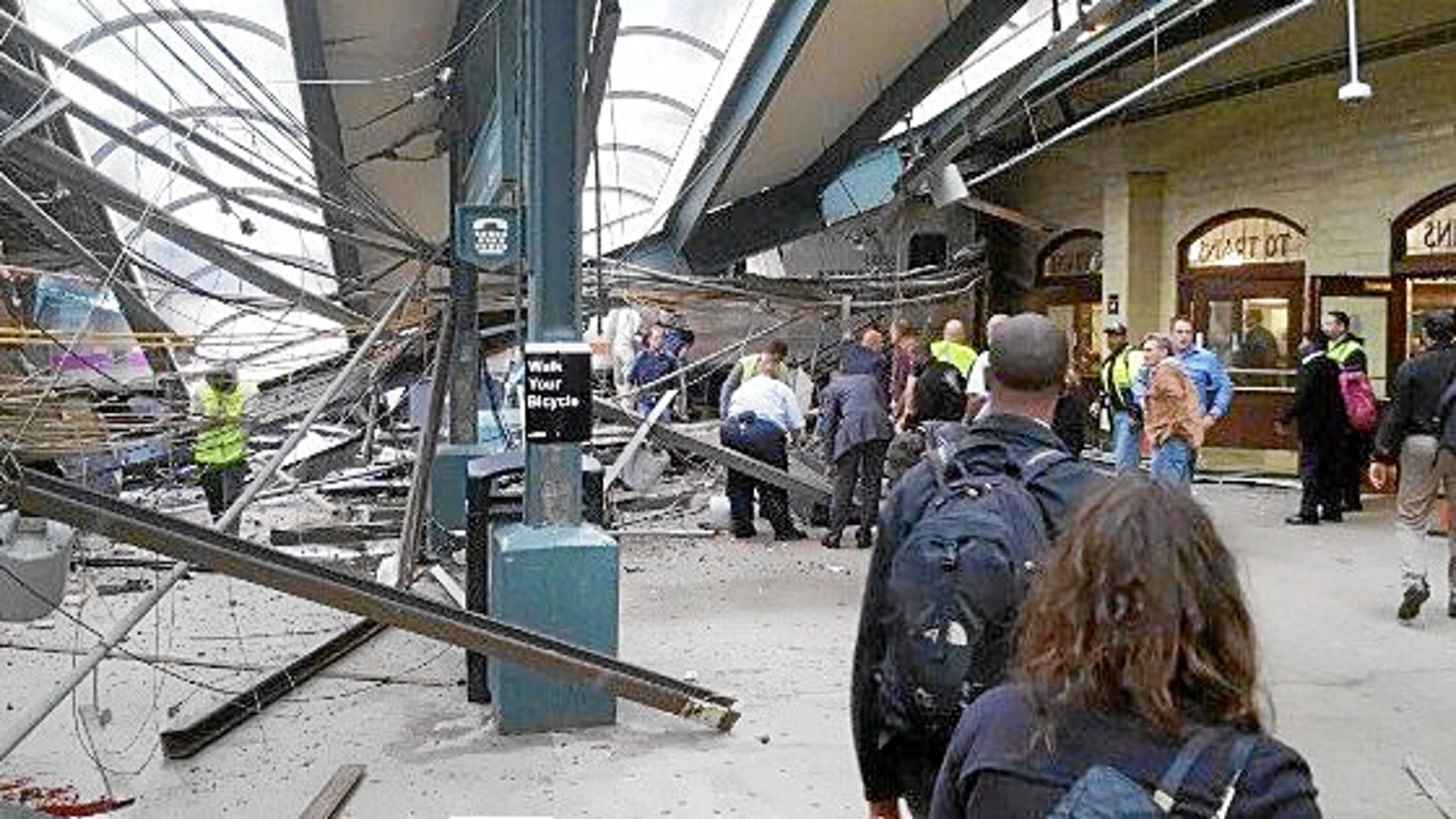 La locomotora y parte del convoy entraron en la estación tras salirse de la vía en la estación de Hoboken en Nueva Jersey