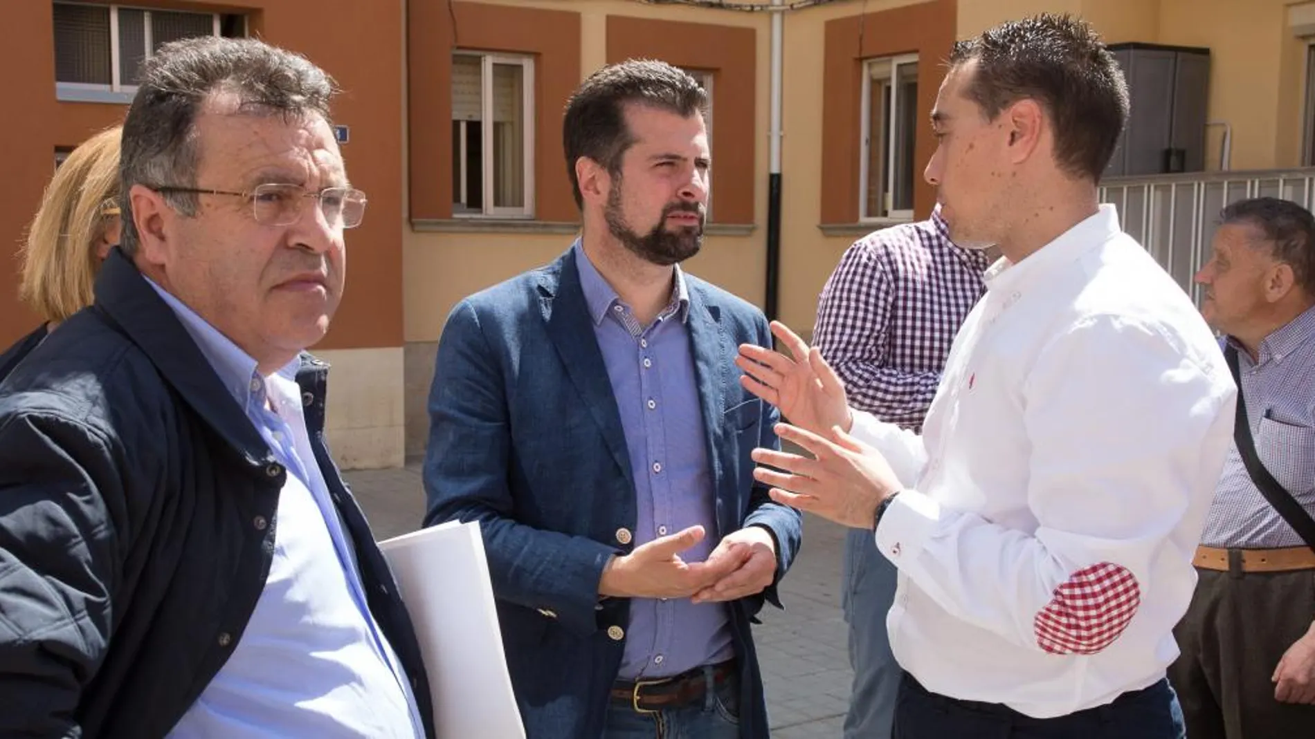 El líder socialista, Luis Tudanca, conversa con el alcalde de Benavente, Luciano Huerga, en presencia del procurador José Ignacio Martín /J. L. Leal/Ical