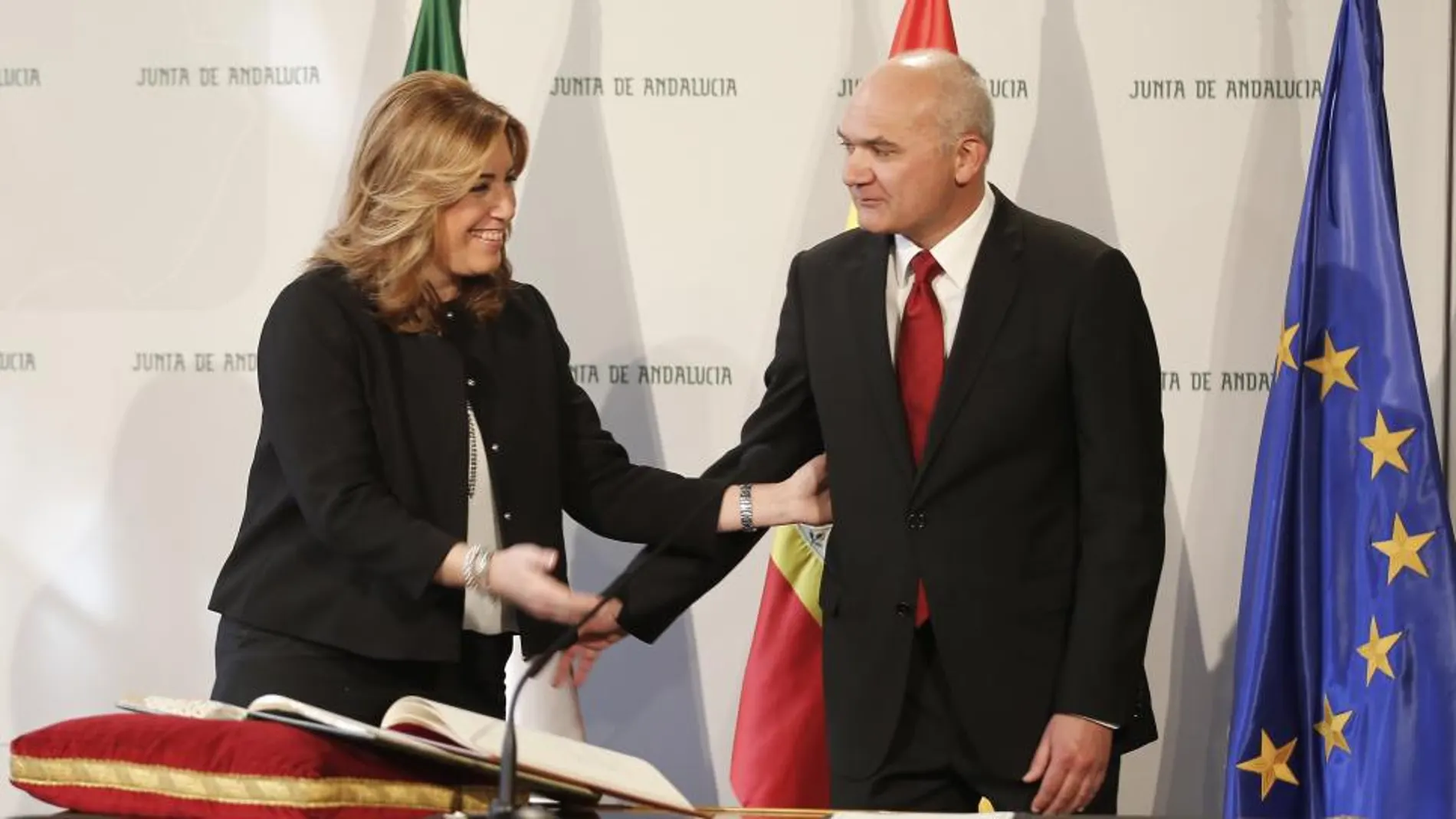 La presidenta Susana Díaz, junto al director del Consejo de transparencia andaluz, Manuel Medina