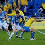 El defensa brasileño de la UD Las Palmas Míchel Macedo lucha el balón con Aarón Martín, defensa del RCD Espanyol