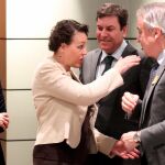 El consejero de Empleo, Carlos Fernández Carriedo, saluda a la ministra Valerio, en presencia de Mariano Gredilla y Rocío Lucas