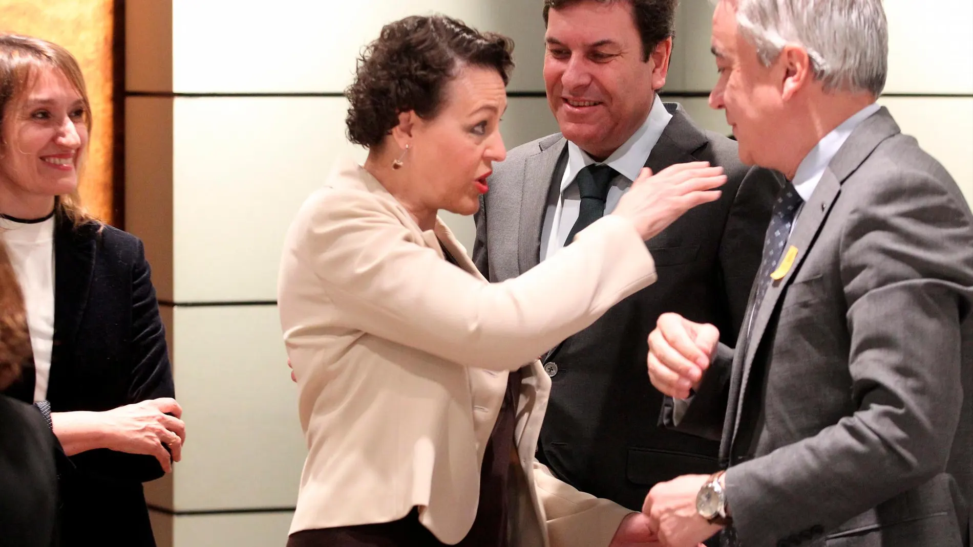 El consejero de Empleo, Carlos Fernández Carriedo, saluda a la ministra Valerio, en presencia de Mariano Gredilla y Rocío Lucas