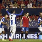 El delantero brasileño del Espanyol Leo Baptistao celebra el gol que ha marcado ante el Osasuna, el primero del equipo