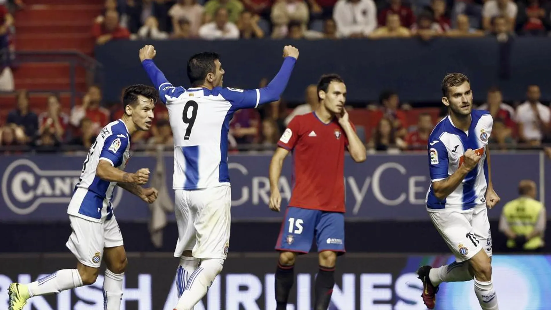 El delantero brasileño del Espanyol Leo Baptistao celebra el gol que ha marcado ante el Osasuna, el primero del equipo