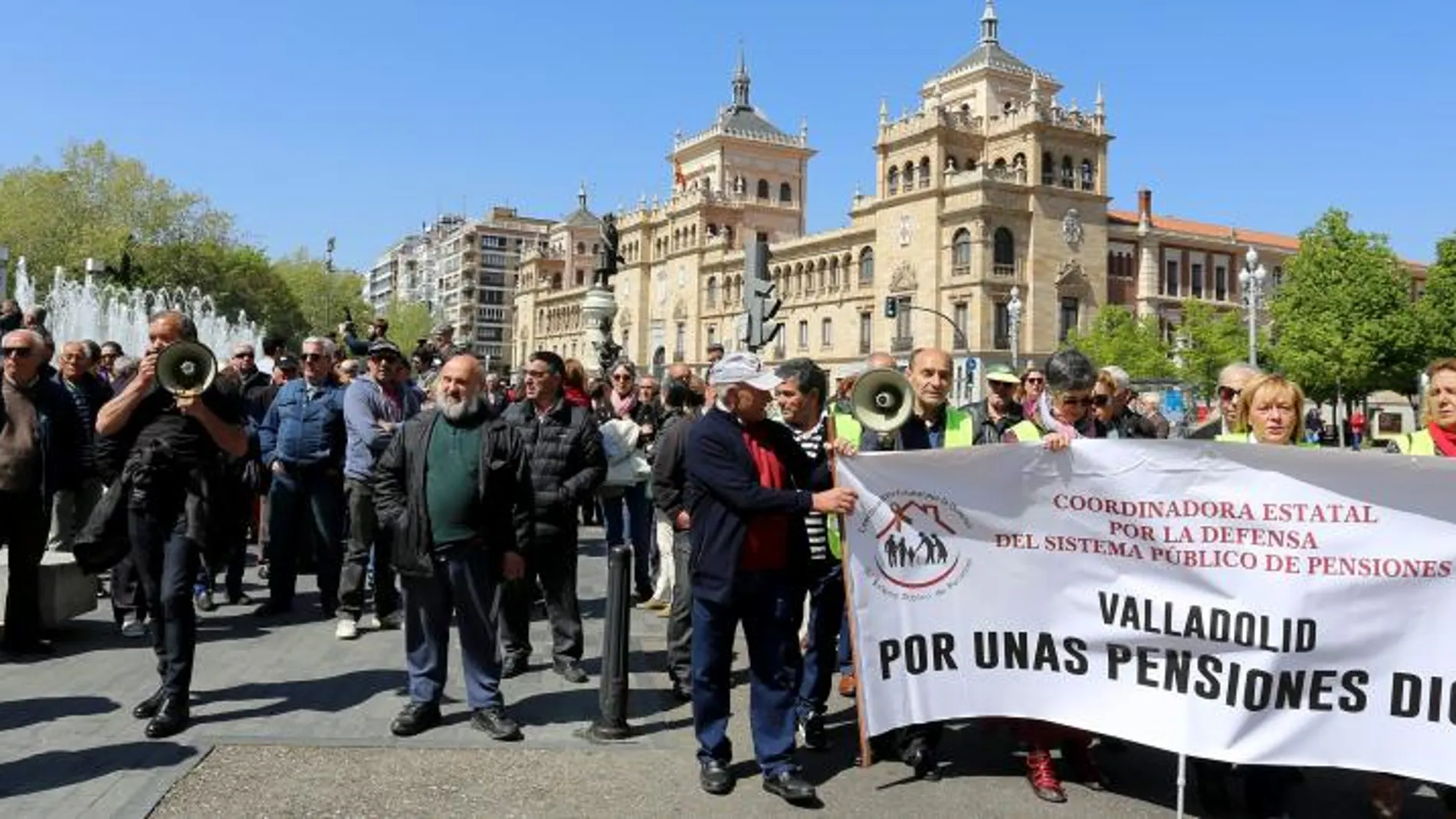 Cabeza de la protesta convocada por la Coordinadora estatal por la Defensa del Sistema Público de Pensiones en Valladolid minutos antes de comenzar su recorrido / Leticia Pérez/Ical