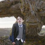 El joven actor Lewis MacDougell, junto al monstruo al que pone voz Liam Neeson