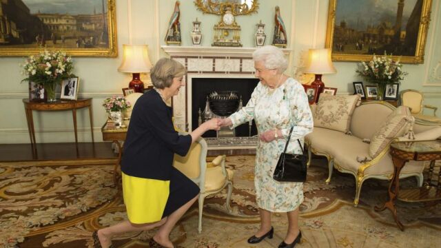 La reina Isabel II recibe a la conservadora, Theresa May