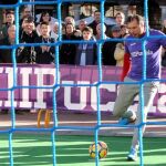 El alcalde de Valladolid, Óscar Puente, lanza un penalti contra la leucemia