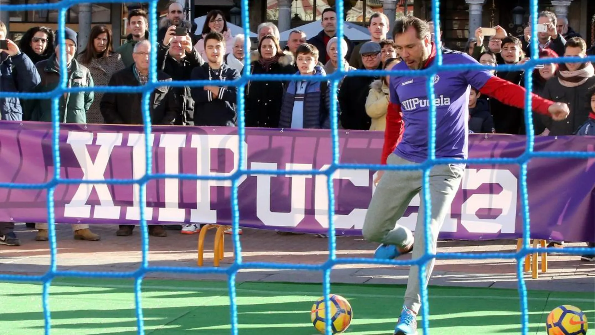 El alcalde de Valladolid, Óscar Puente, lanza un penalti contra la leucemia