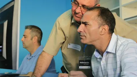 José Alberto Espejo recibe los consejos de Antonio García, coordinador de Utrera, en la clase. José Alberto, totalmente rehabilitado, cumple una condena «por hechos de hace cinco años». Le quedan «seis meses y pico» para salir «más preparado que antes»/ Foto: La Razón