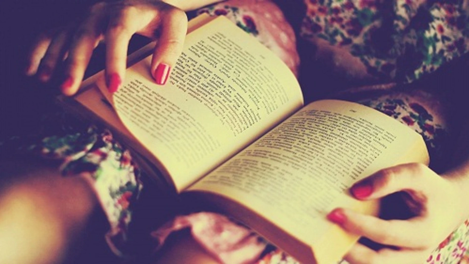 Las mujeres leen más libros que los hombres, que prefieren prensa y comics
