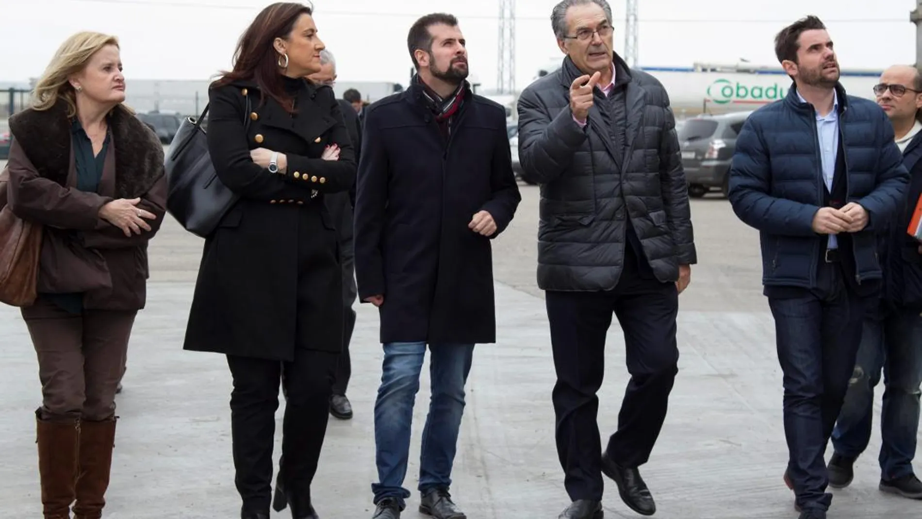 Los socialistas Luis Tudanca, Ana Sánchez y Antidio Fagúndez escuchan al presidente de Cobadu, Rafael Sánchez Olea, duranta la visita que realizaban a esta cooperativa zamorana