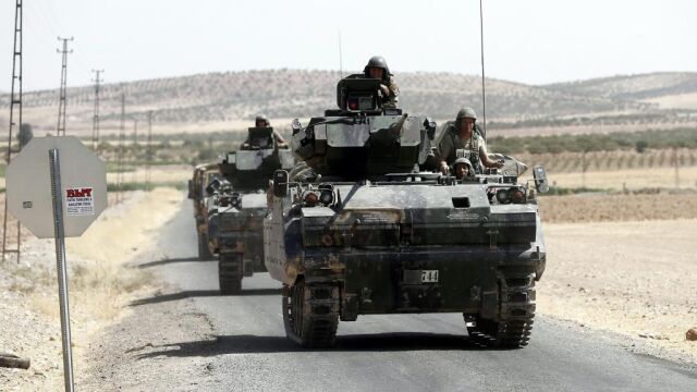 Blindados turcos regresan a Turquía desde la frontera con Siria.