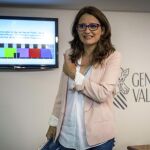 La vicepresidenta del Consell, Mónica Oltra, señala la imagen de la nueva Radio Televisión Valenciana