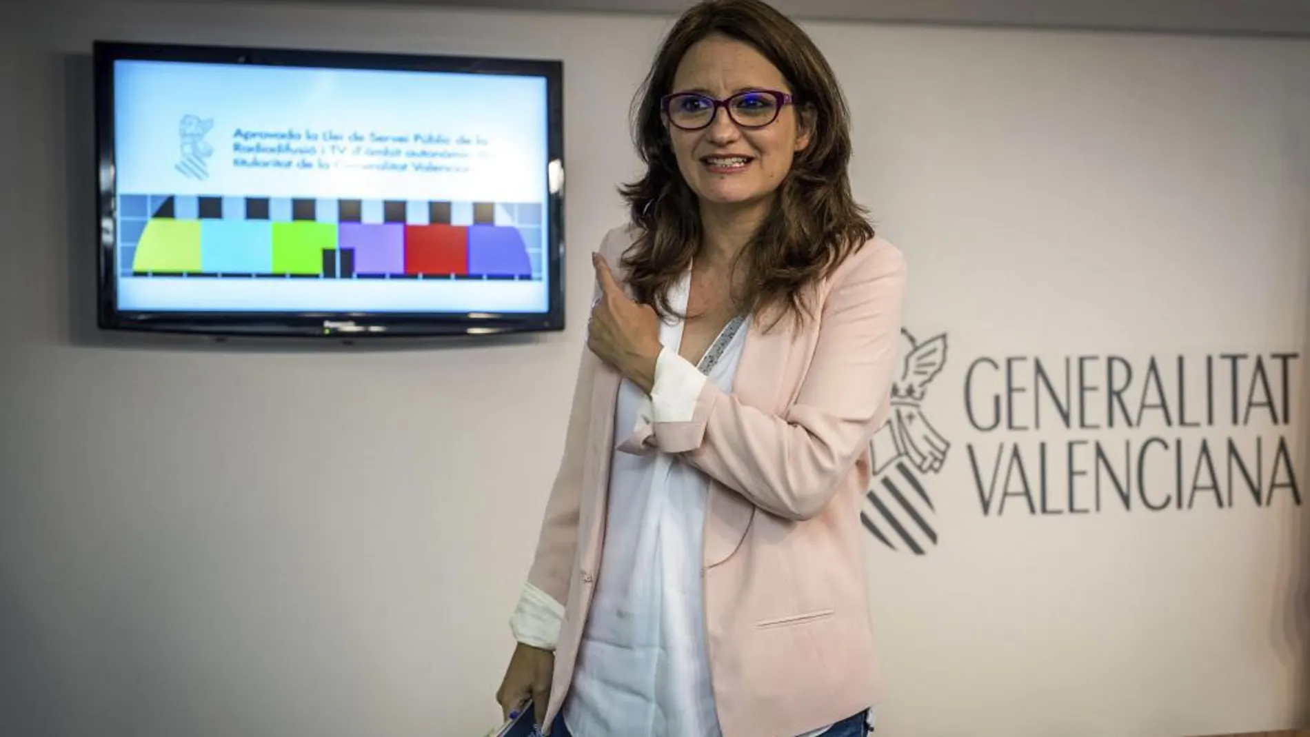 La vicepresidenta del Consell, Mónica Oltra, señala la imagen de la nueva Radio Televisión Valenciana