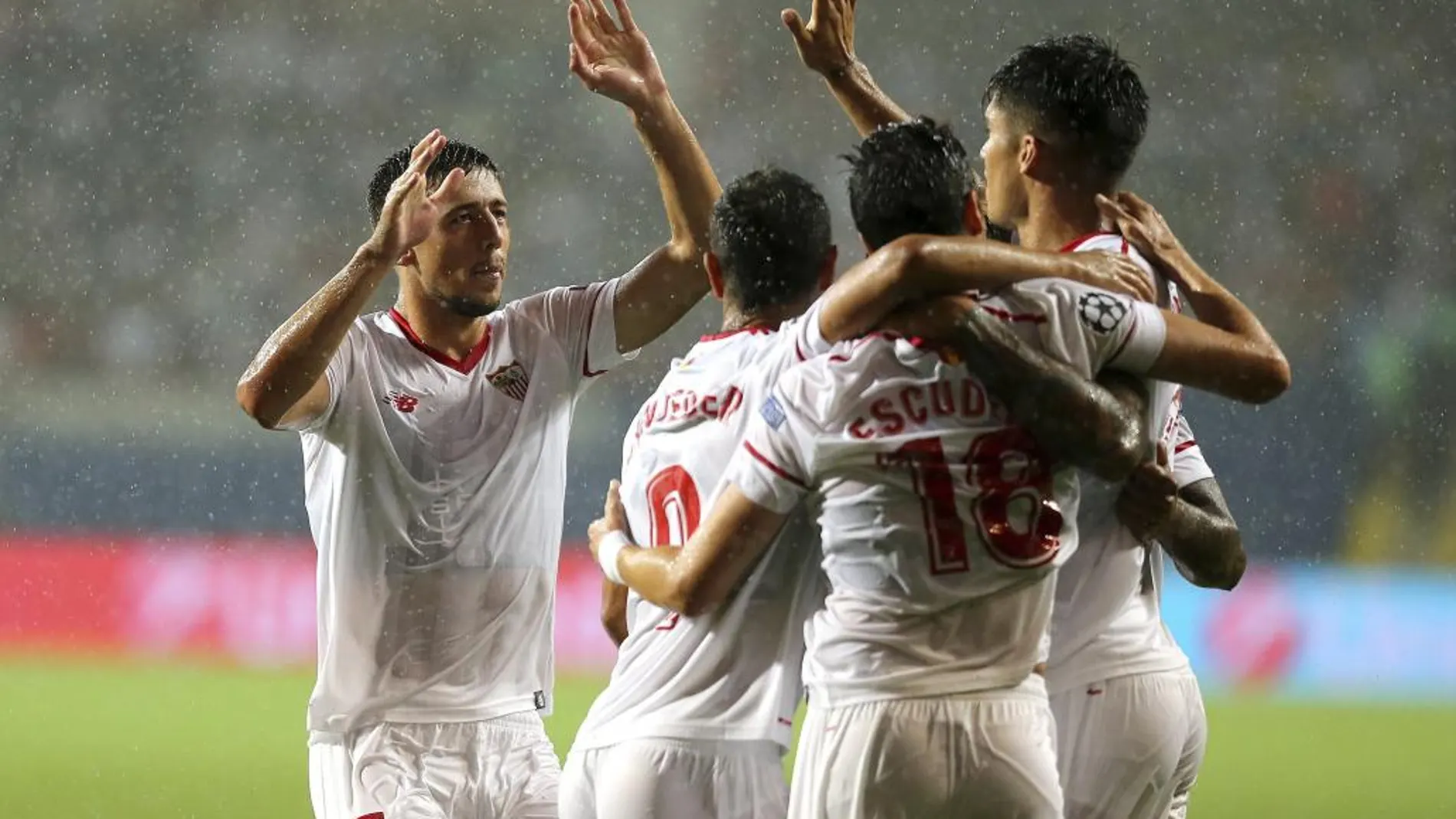 Escudero celebra con sus compañeros el primer gol anotado contra Basaksehir Istanbul hoy