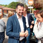 Luis Tudanca bromea con la alcaldesa de Roa de Duero y candidata a la reelección, Carmen Miravalles, a su llegada a este municipio burgalés