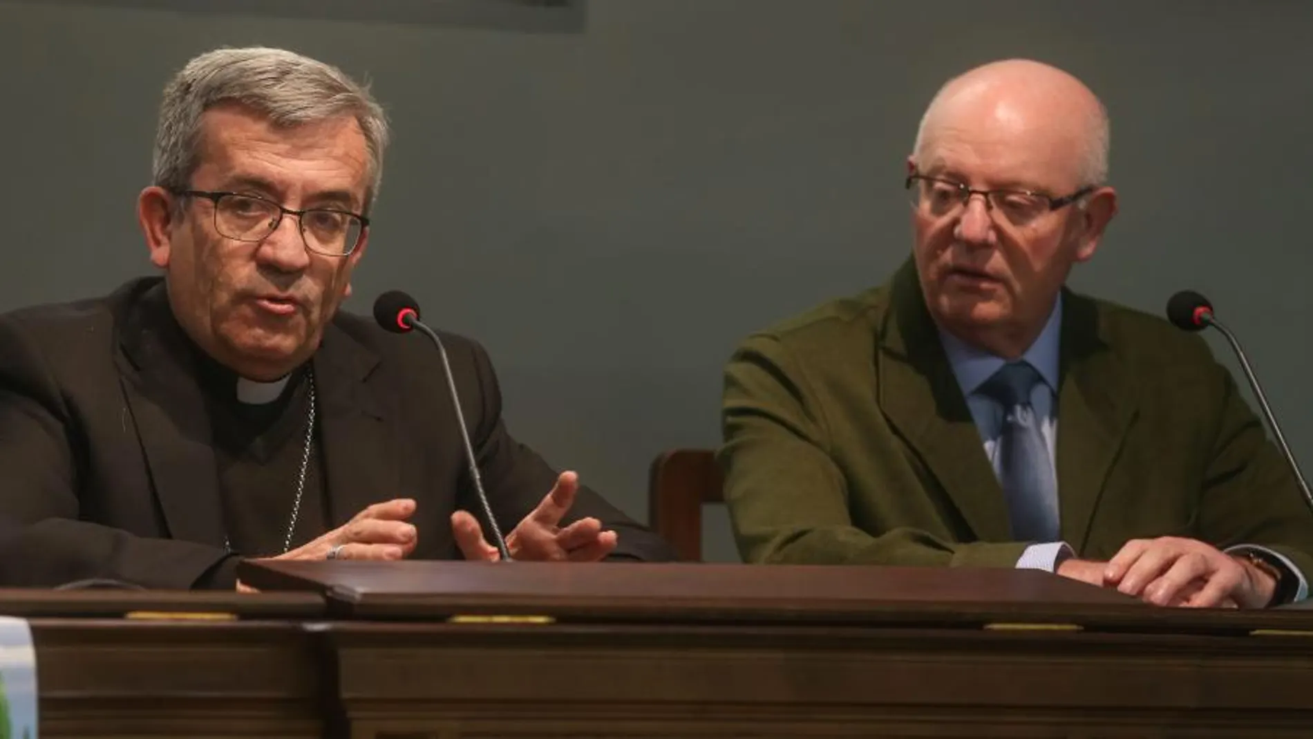 El obispo auxiliar, Luis Argüello, y el ecónomo José María Conde presentan el estado de las cuentas de la Archidiócesis de Valladolid