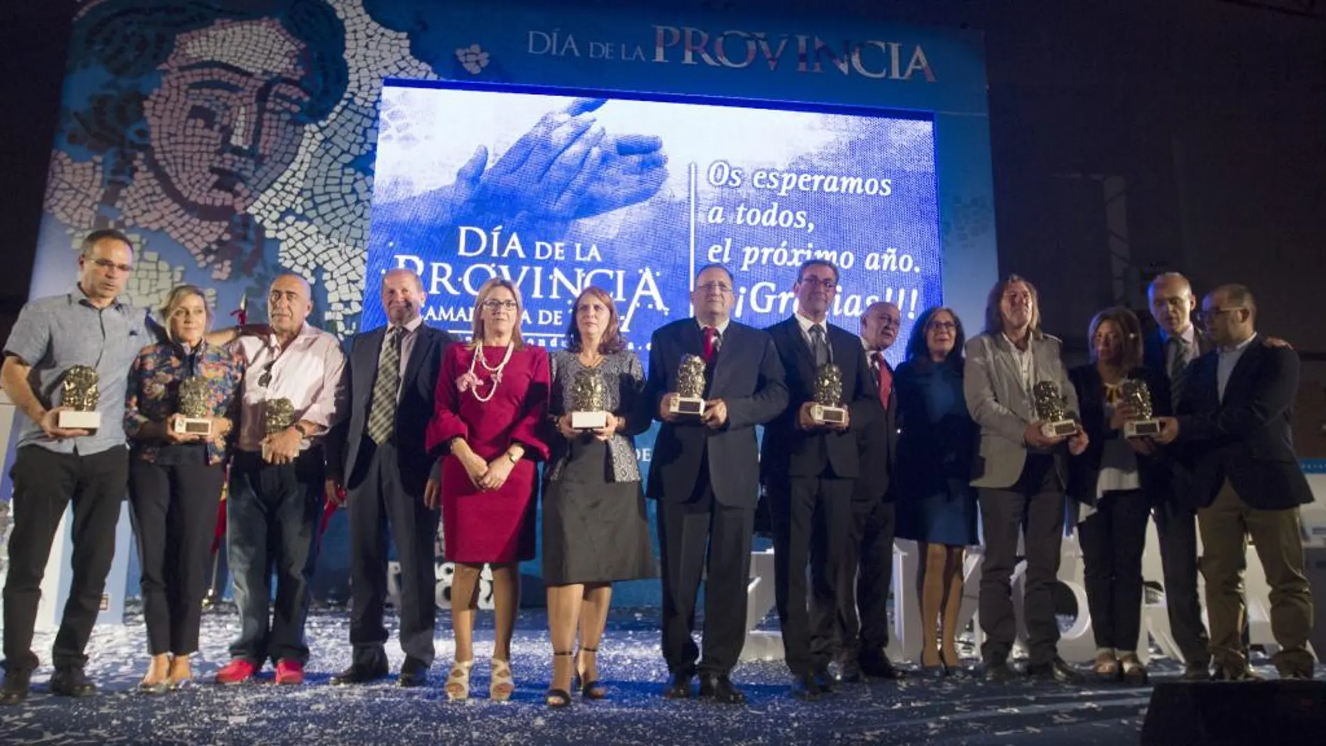 La presidenta de la Diputación de Zamora, Mayte Martín, junto a los galaronados con los Premios «Tierras de Zamora» en la celebración del Día de la Provincia