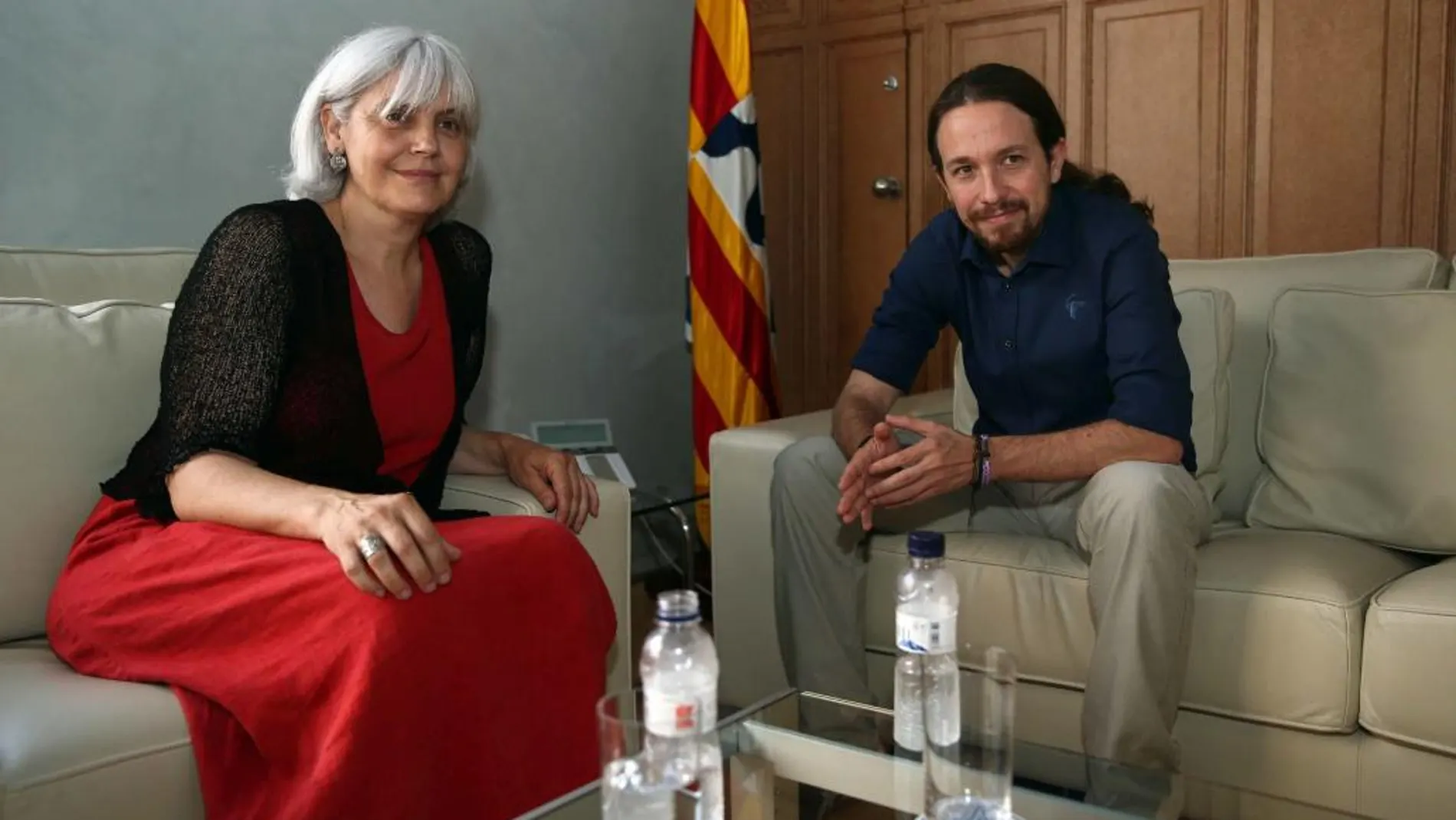 El líder de Podemos, Pablo Iglesias, con la alcaldesa de Badalona, Dolors Sabater.