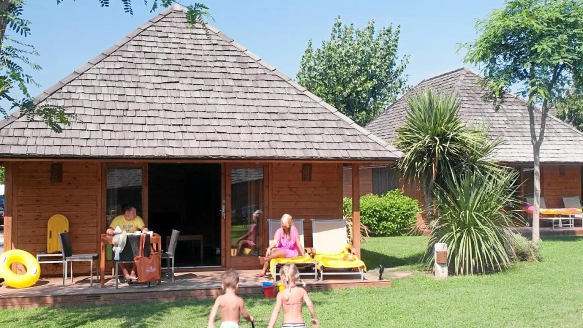 El alojamiento cuenta con cuatro tipos de villas con bungalows de madera