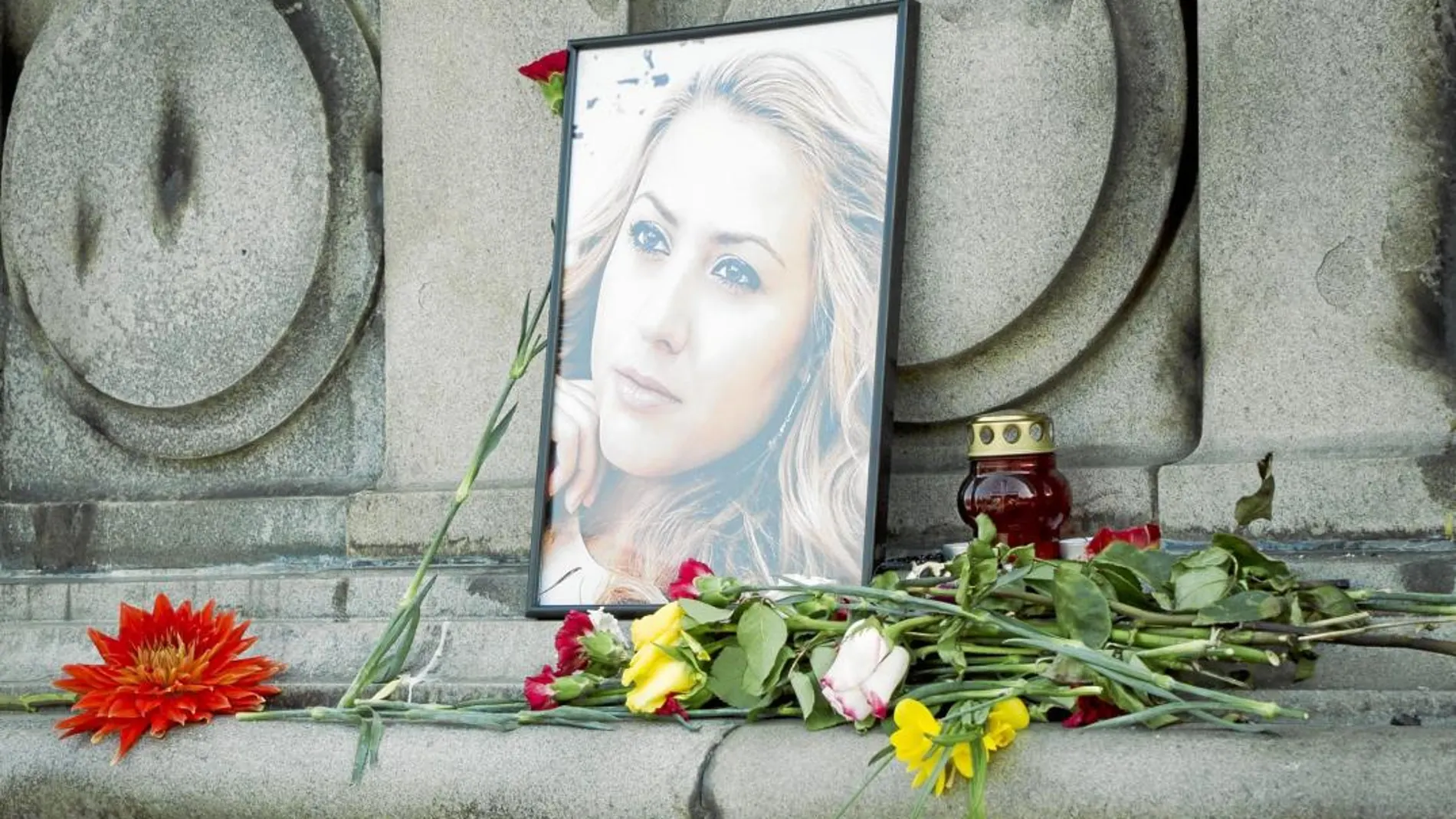 Una foto de Viktoria Marinova en un monumento en su ciuda natal en Bulgaria