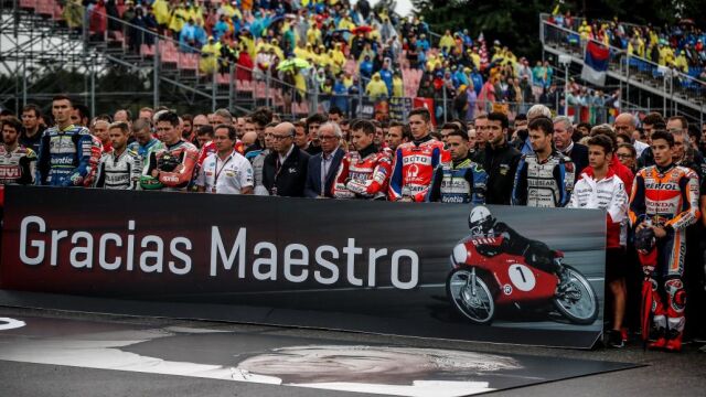 El mundo del motociclismo durante el minuto de silencio en Brno
