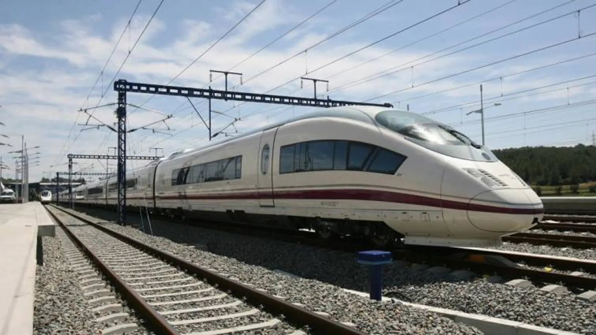 Un tren de alta velocidad circulando por España