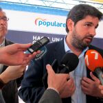 El presidente regional del PP, López Miras, atiende a los medios de comunicación bajo la mirada del candidato a la alcaldía de Murcia, José Ballesta. EUROPA PRESS