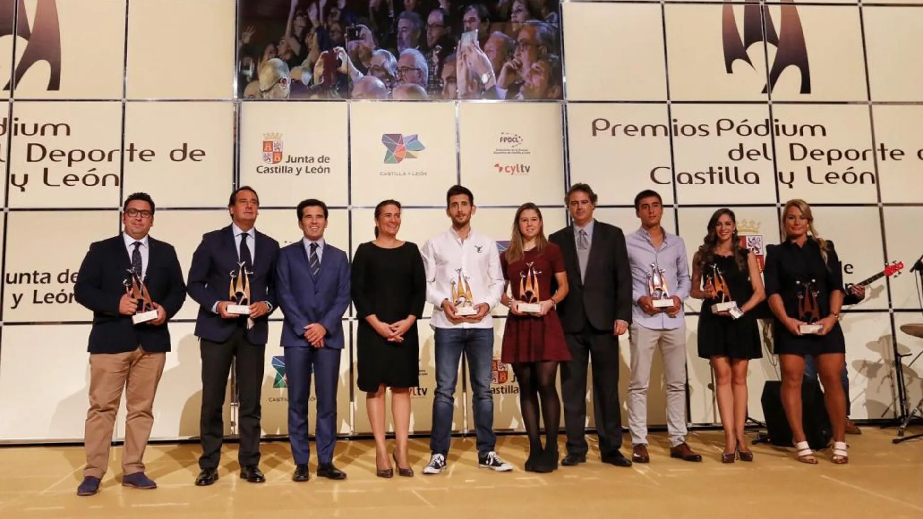 La consejera de Cultura y Turismo, María Josefa García Cirac, junto a todos los galardonados en los Premios Pódium del Deporte de Castilla y León 2016