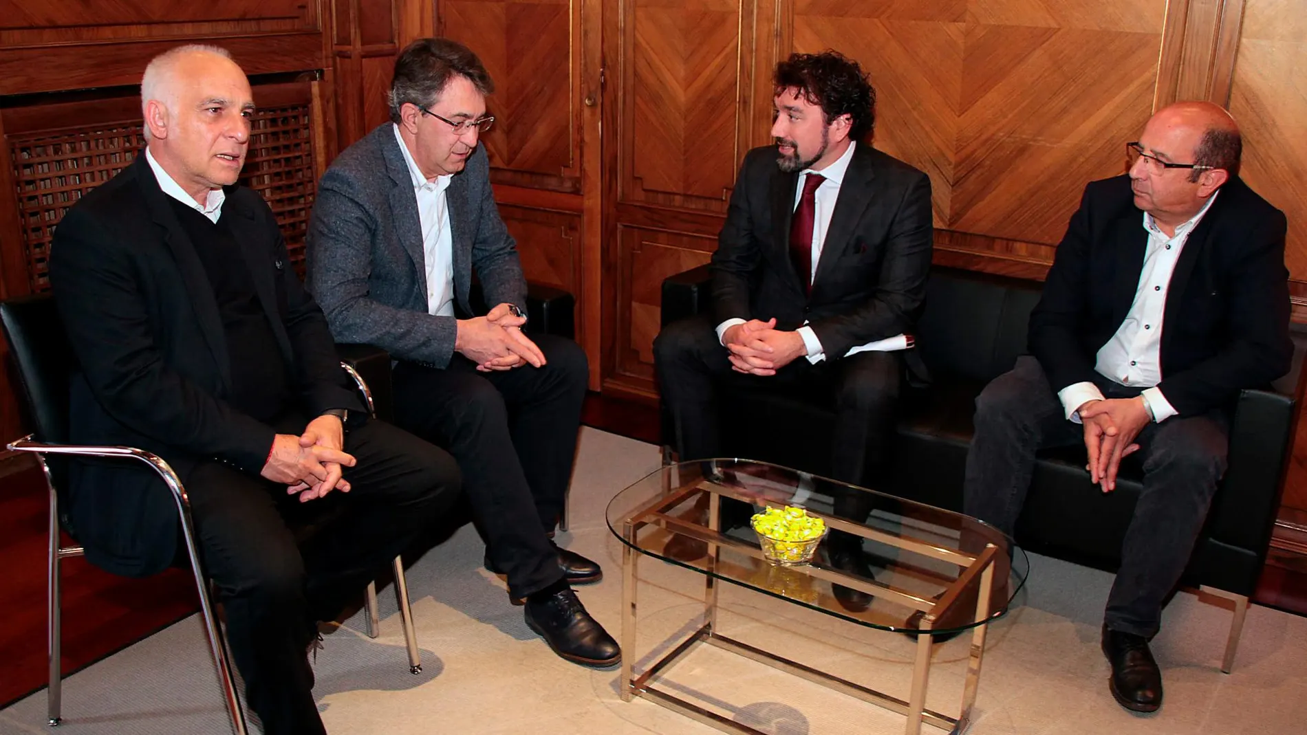 El presidente y vicepresidente la Diputación, Juan Martínez Majo y Francisco Castañón, respectivamente, se reúnen con el director general de Icamcyl, Santiago Cuesta