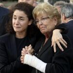 Anita Marx, con su hija Vanessa, durante el entierro de Manolo Escobar