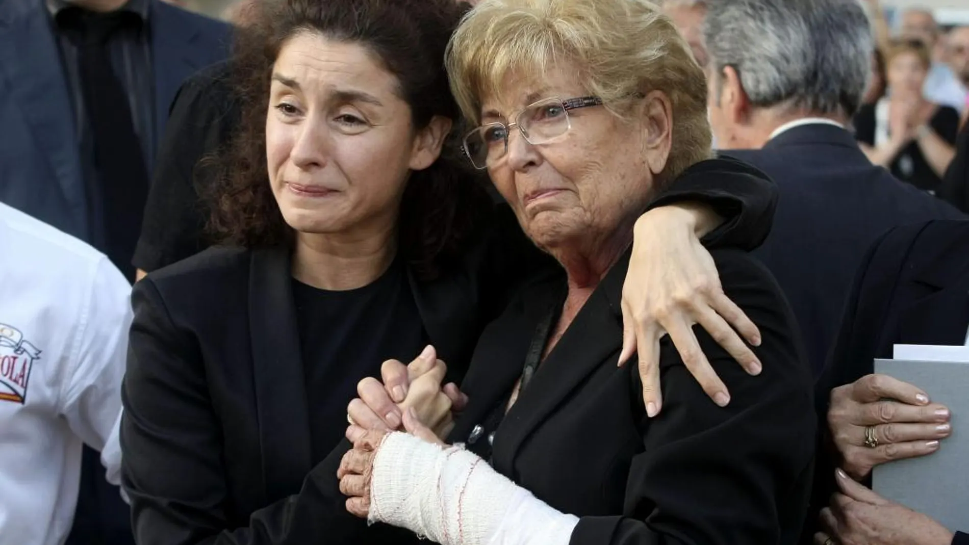 Anita Marx, con su hija Vanessa, durante el entierro de Manolo Escobar