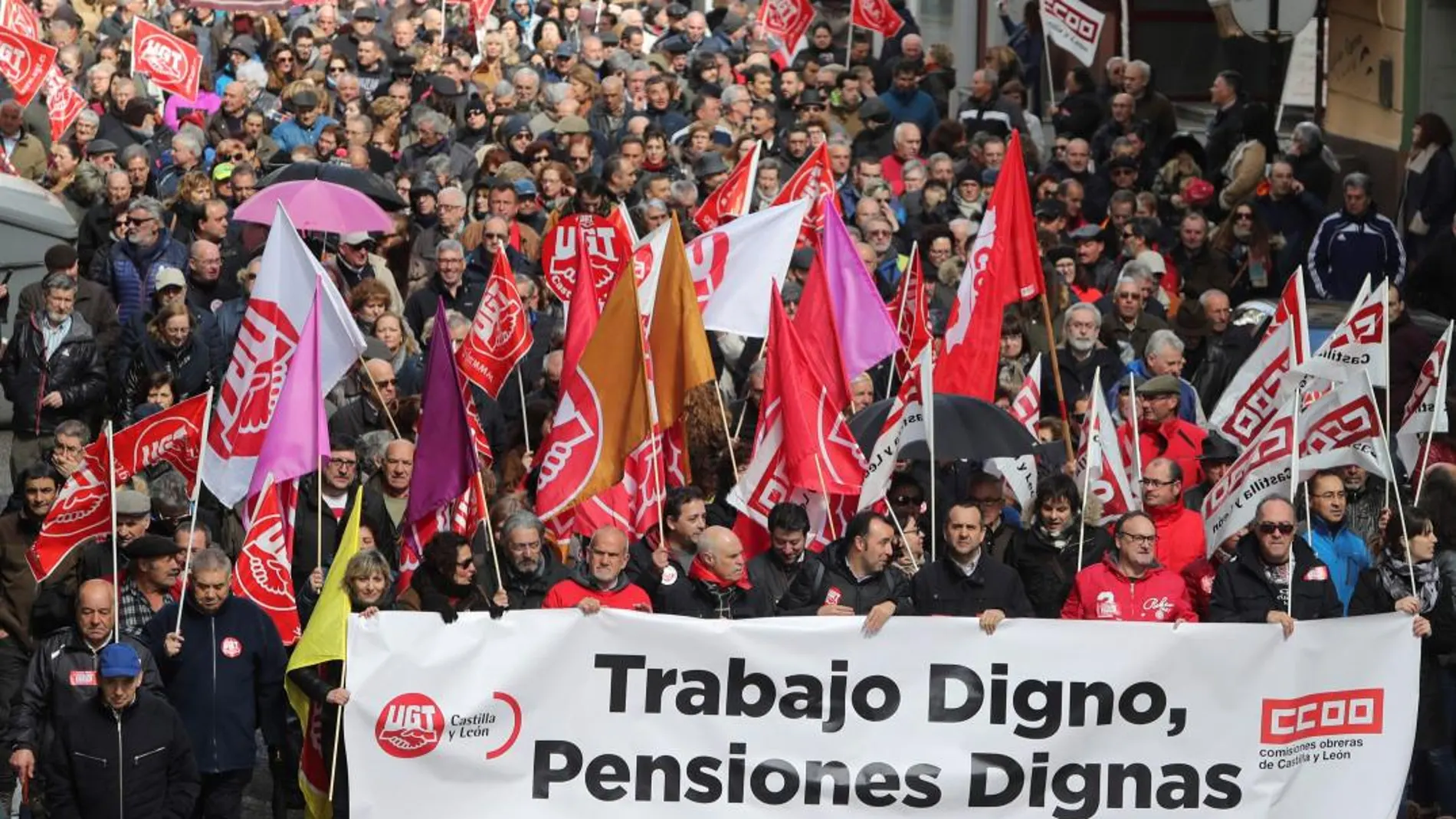 Manifestación convocada por los sindicatos UGT y CCOO y otras organizaciones sociales en Ponferrada, para reivindicar que se garanticen pensiones “dignas”