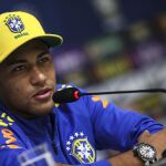 El jugador brasileño Neymar habla en rueda de prensa tras un entrenamiento de la selección olímpica de fútbol
