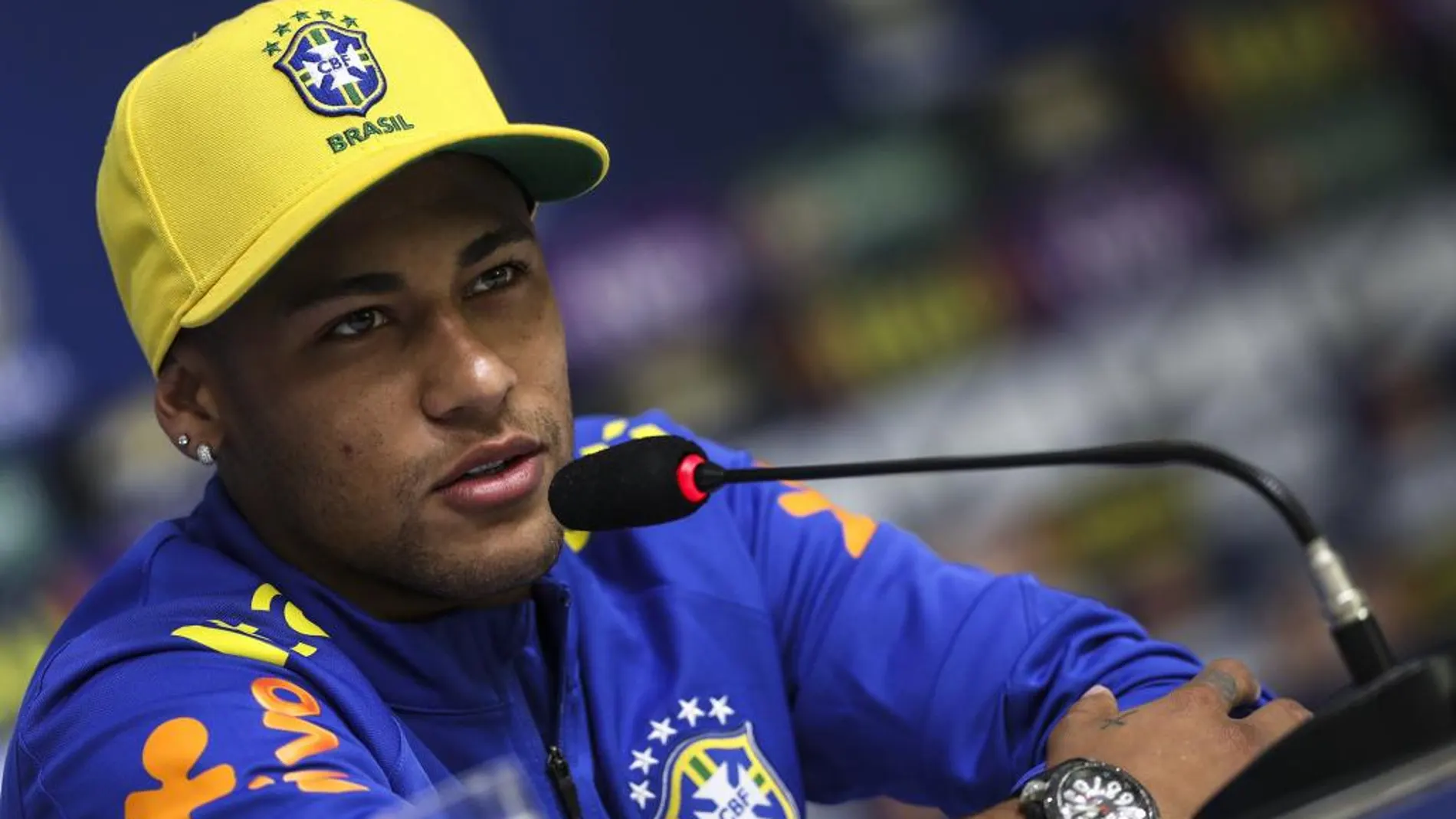 El jugador brasileño Neymar habla en rueda de prensa tras un entrenamiento de la selección olímpica de fútbol