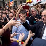 Quim Torra se dirige al Palau de la Generalitat al término de la manifestación estudiantil en Barcelona. EFE/Quique García