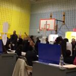 Dos activistas de Femen se han presentado en topless en el colegio electoral donde tiene que votar Donald Trump