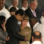 Maduro y Raúl Castro se abrazan al comienzo del acto