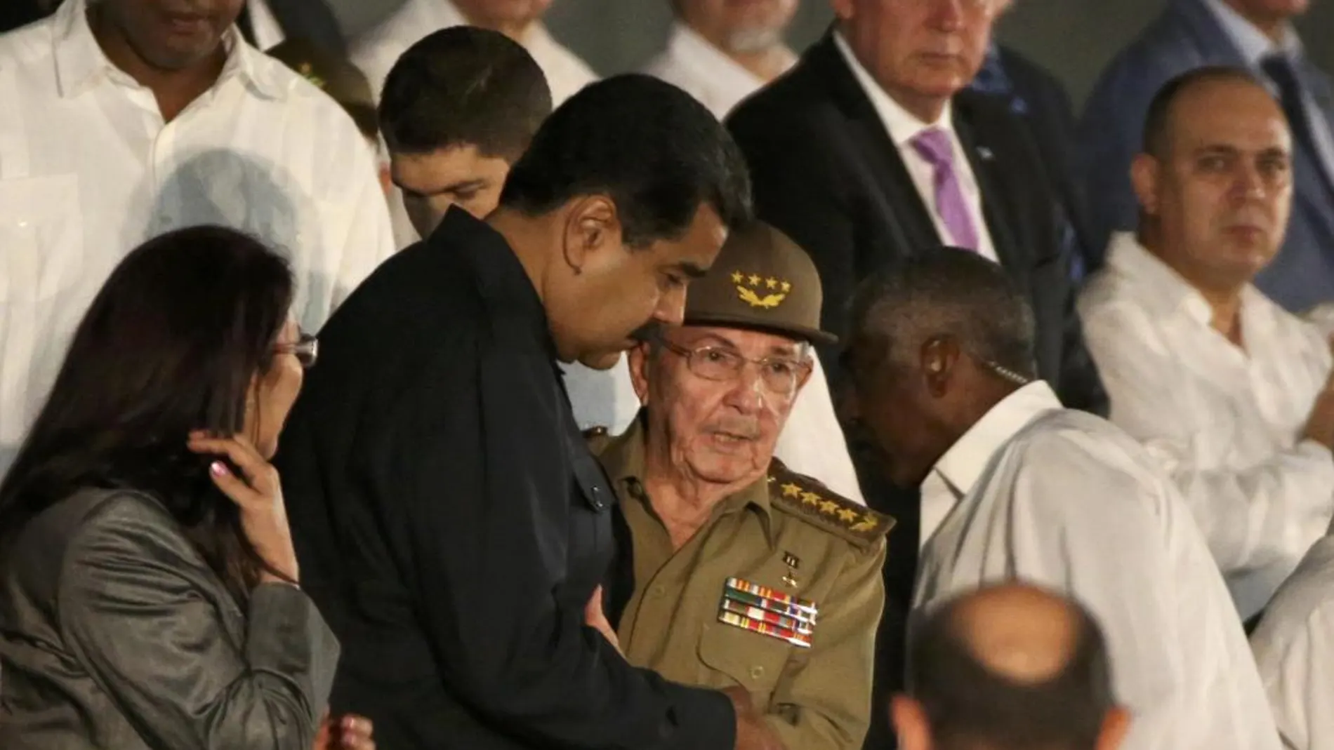 Maduro y Raúl Castro se abrazan al comienzo del acto