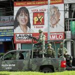 Una patrulla militar vigila frente a un cartel electoral en la ciudad de Acapulco / Ap