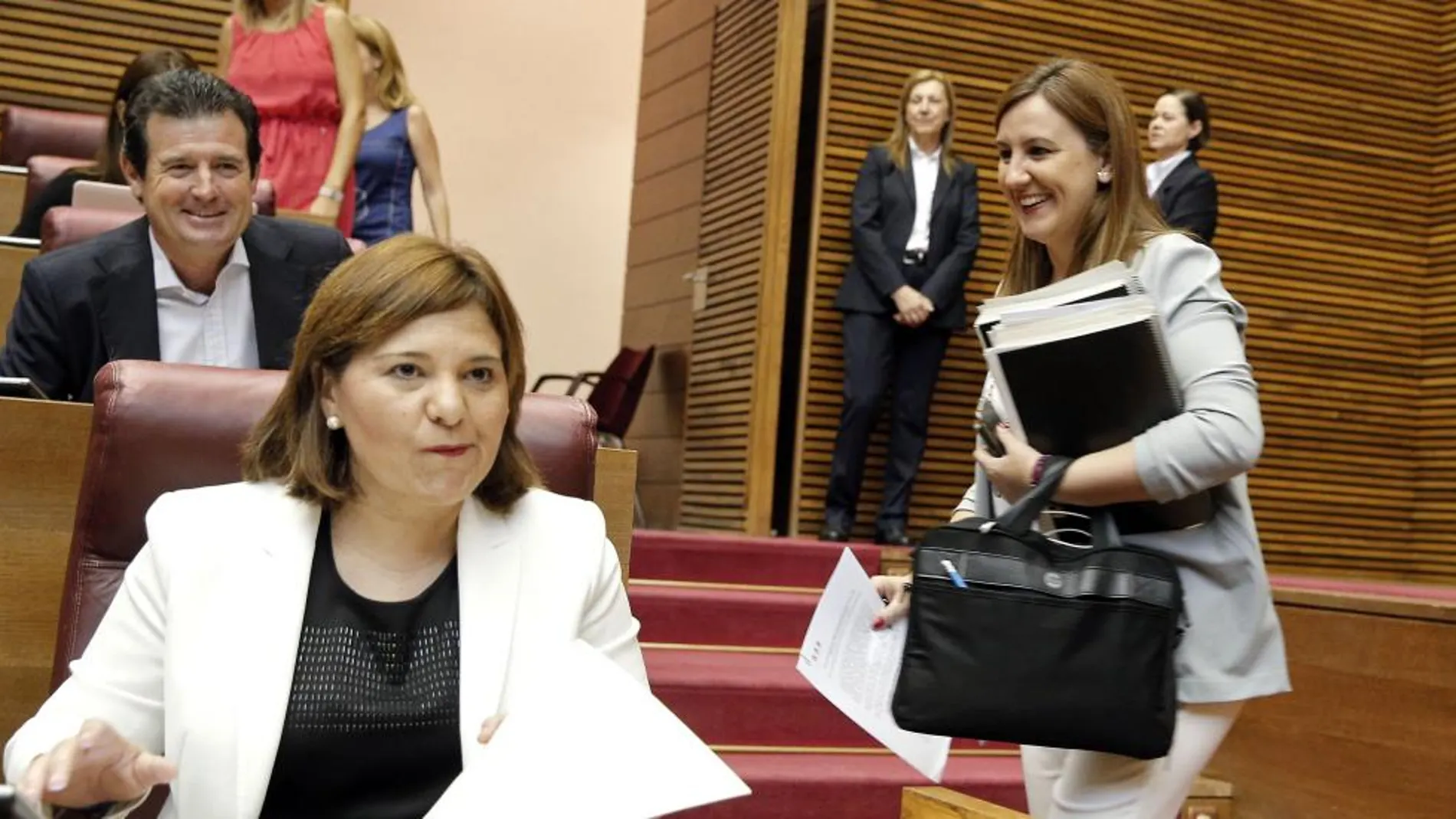 La portavoz del PP, Isabel Bonig, en la sesión de control junto a la diputada María José Català