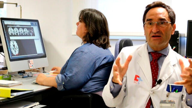 Benedicto Crespo-Facorro, responsable del grupo de investigación de Psiquiatría, y Diana Tordesillas, técnico responsable de la Unidad de Neuroimagen del IDIVAL. / CIBER