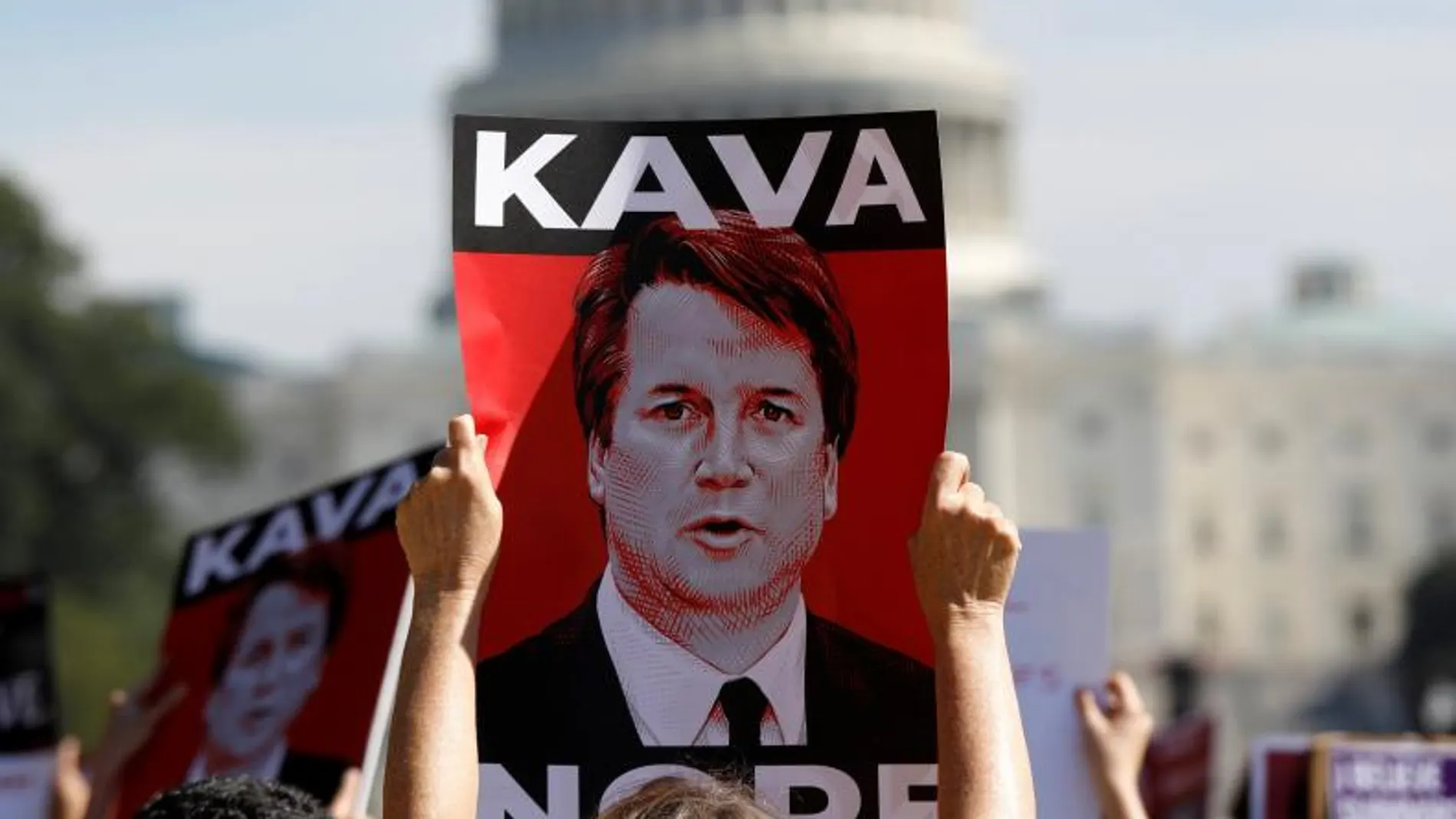 Manifestantes protestan contra la nominación de Brett Kavanaugh como juez del Tribunal Supremo, ayer frente al Capitolio en Washington
