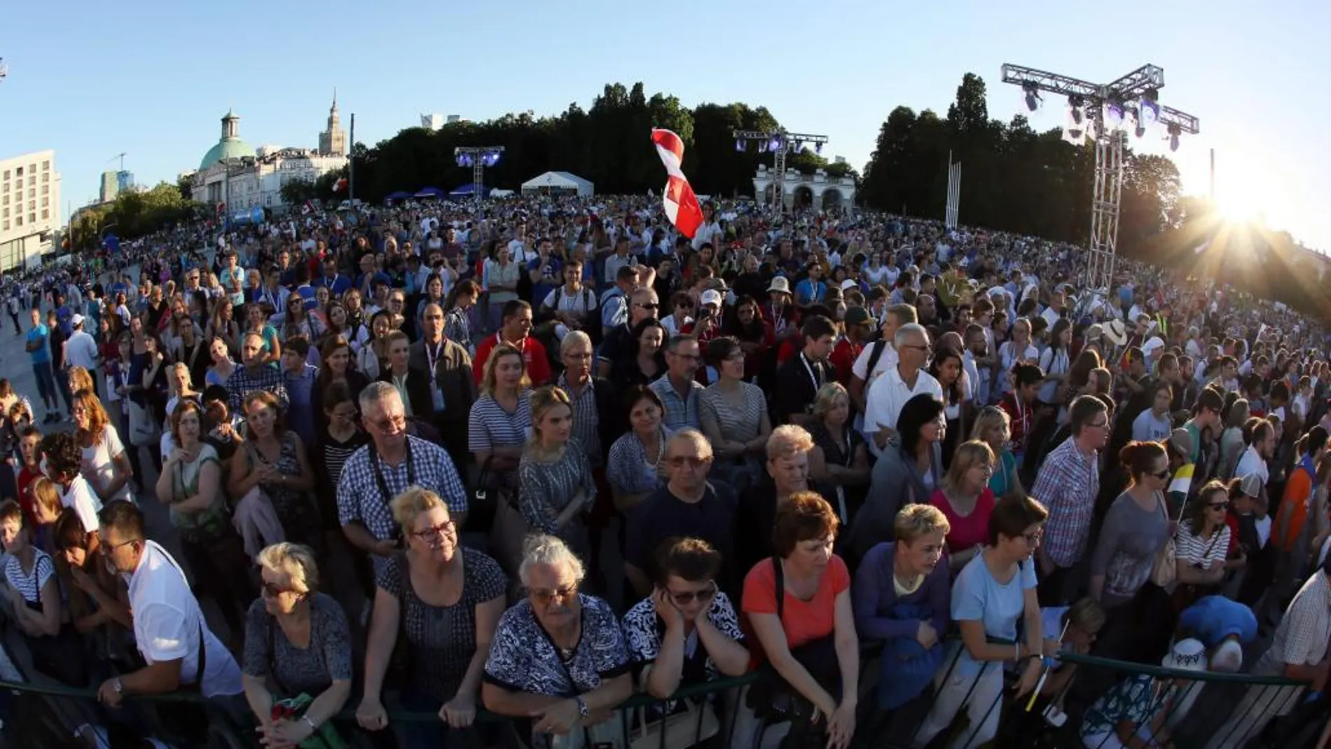 Peregrinos en el Pilsudski Square en Varsovia (Polonia) en un acto previo a la JMJ que se celebra en Cracovia hasta el 31 de julio.