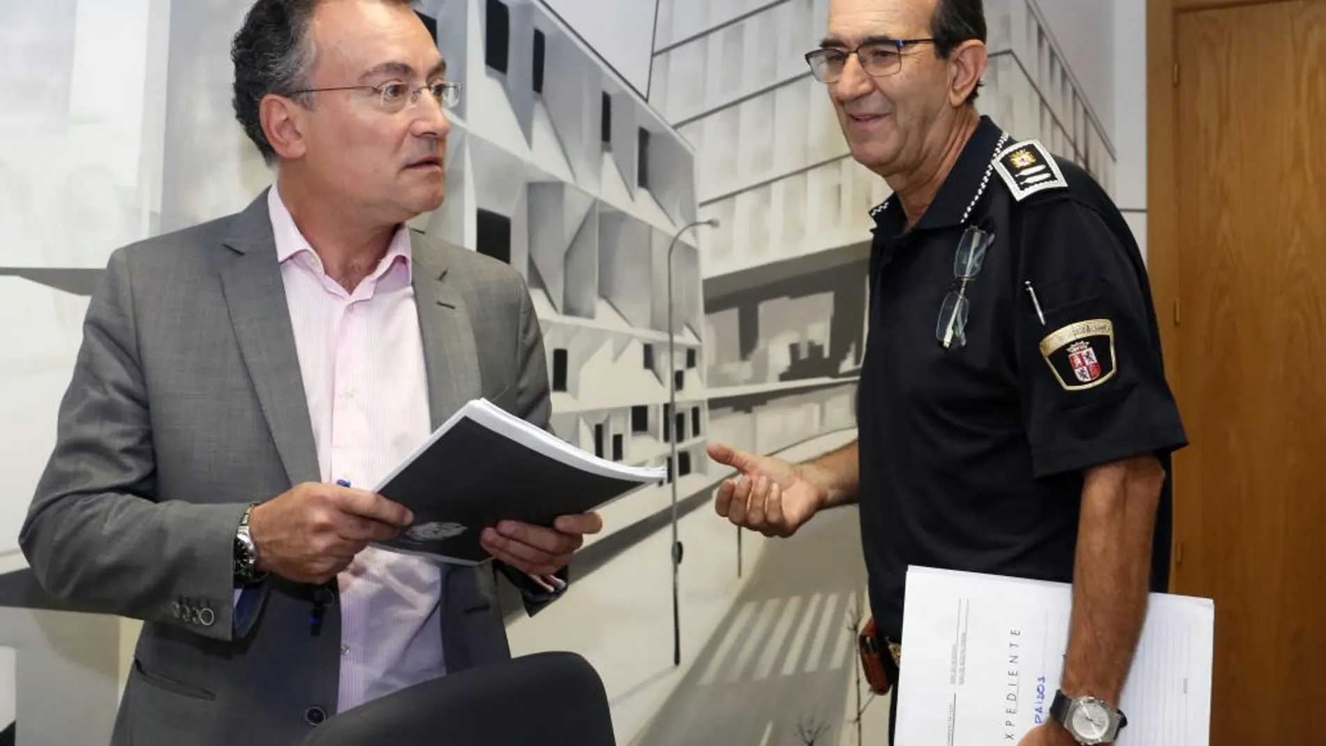 Fernando Salguero y jefe de la Policía Local, Martín Muñoz, presentan los datos