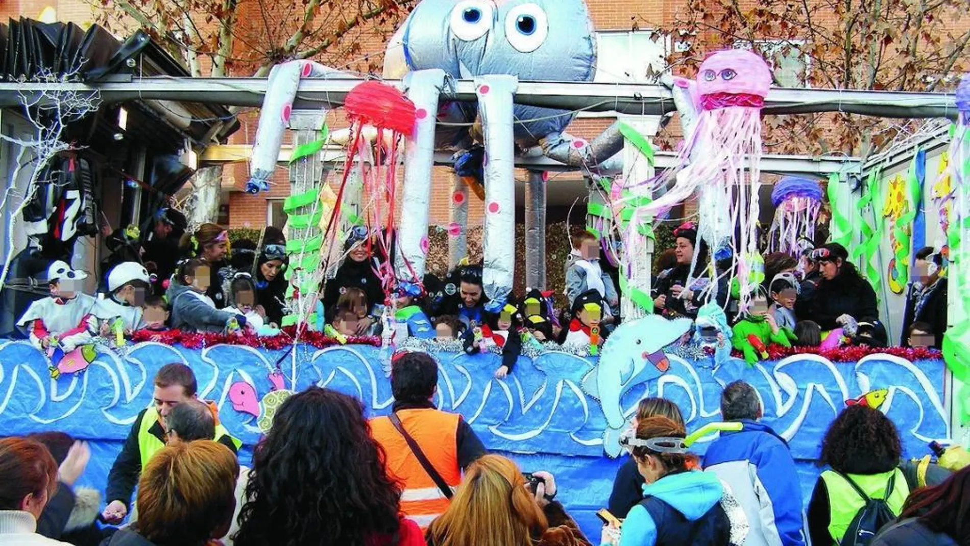 Imagen de la cabalgata de Carabanchel de 2015, en la que participó el colectivo Carabanchel en Lucha, próximo al Partido Comunista del distrito